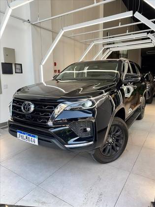 TOYOTA HILUX SW4 2.8 D-4D TURBO DIESEL SRX 7L 4X4 AUTOMÁTICO